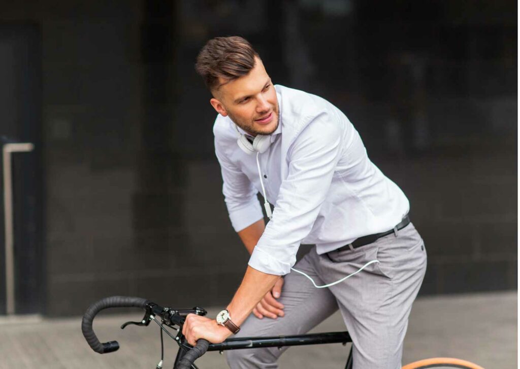 faire_du_velo_avec_remplacement_capillaire_katsura Les compléments capillaires sont-ils adaptés à tous les styles de vie ? faire du velo avec remplacement capillaire katsura